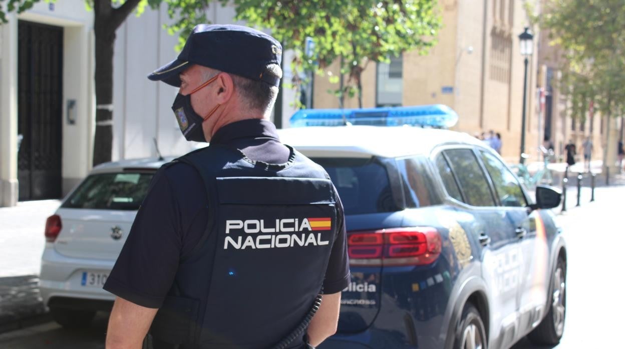 Detienen a un hombre por agredir y agarrar del cuello a su pareja y dar un puñetazo a un agente en Ontinyent