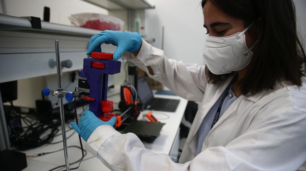 Una investigadora en el reciente laboratorio de biomateriales