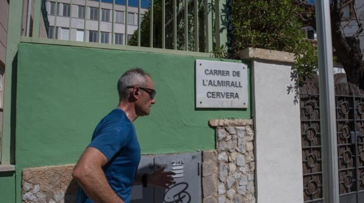 En la imagen, la placa de la calle d L'Almirall Cervera