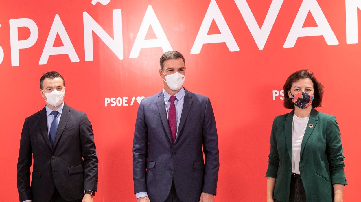 Pedro Sánchez junto a Hector Gómez y Eva Granados, los nuevos portavoces en el Congreso y el Senado