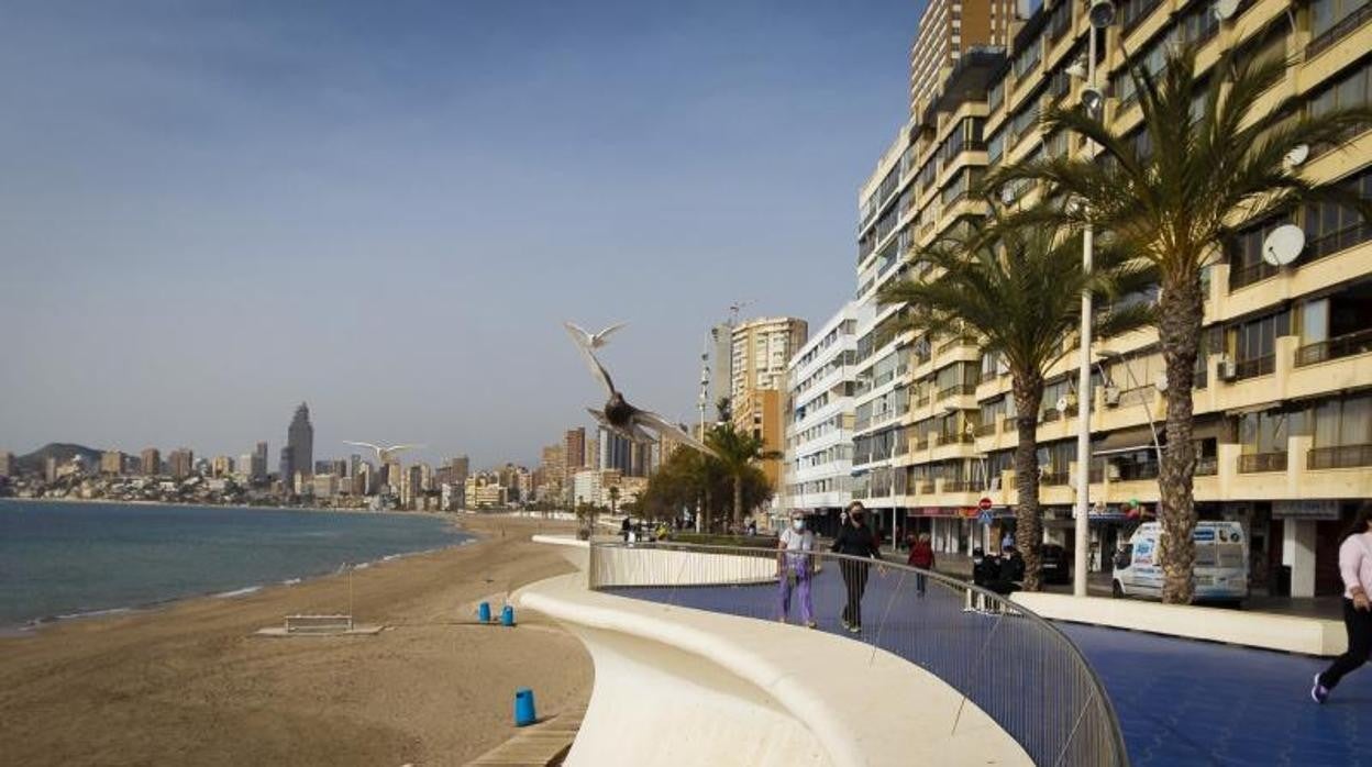 Paseantes junto a la playa de Poniente en Benidorm