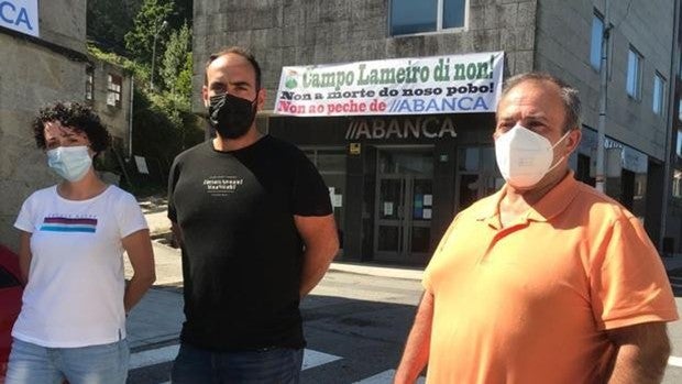 El alcalde de Campo Lameiro, ante la sucursal de Abanca que cerrará sus puestas