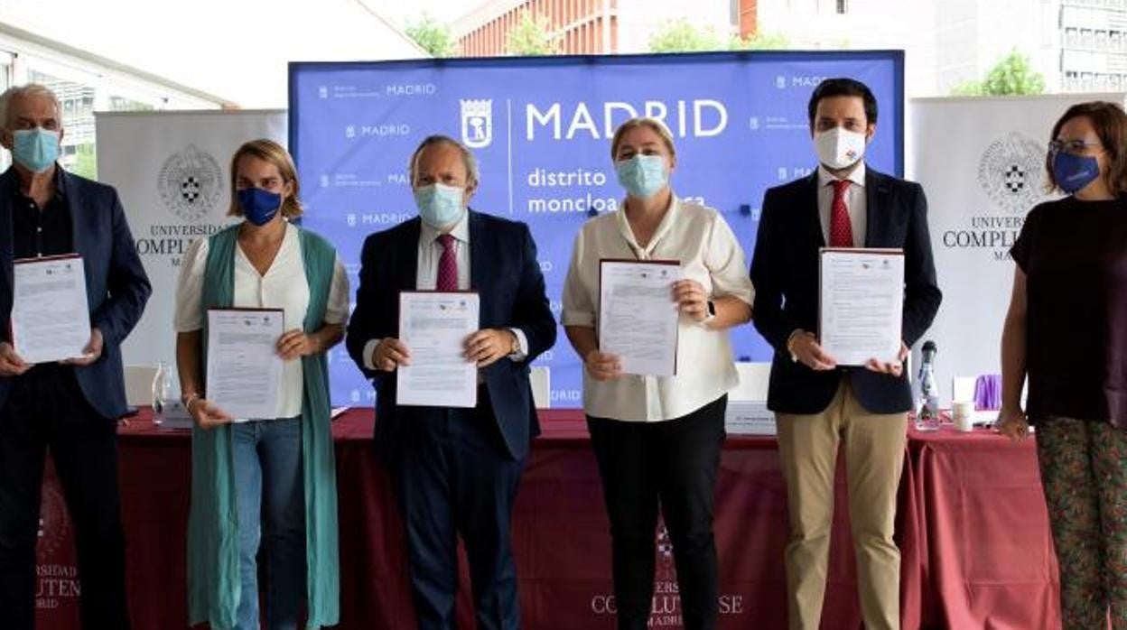 La portavoz municipal y delegada de Seguridad y Emergencias, Inmaculada Sanz, junto al resto de representantes durante la firma del convenio