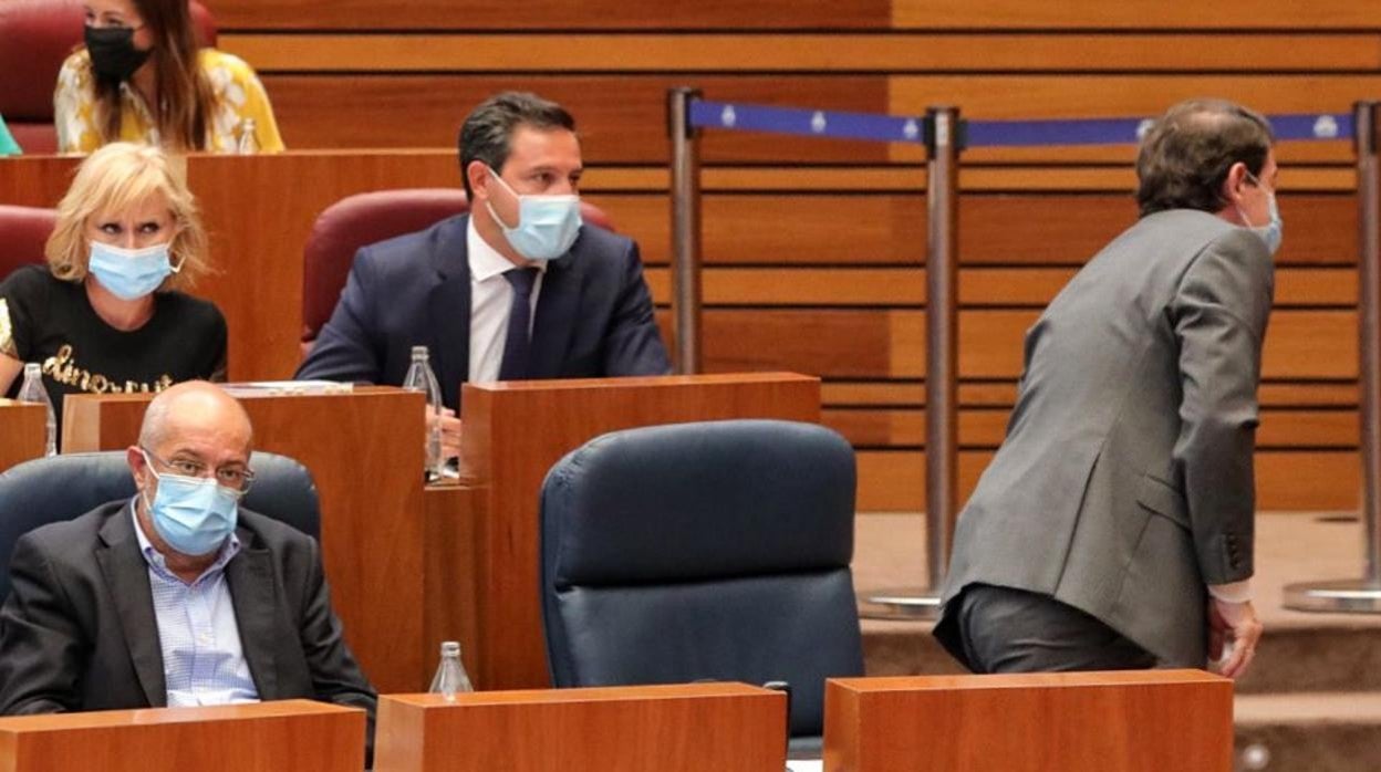 Francisco Igea y Alfonso Fernández Mañueco, durante el pleno de las Cortes