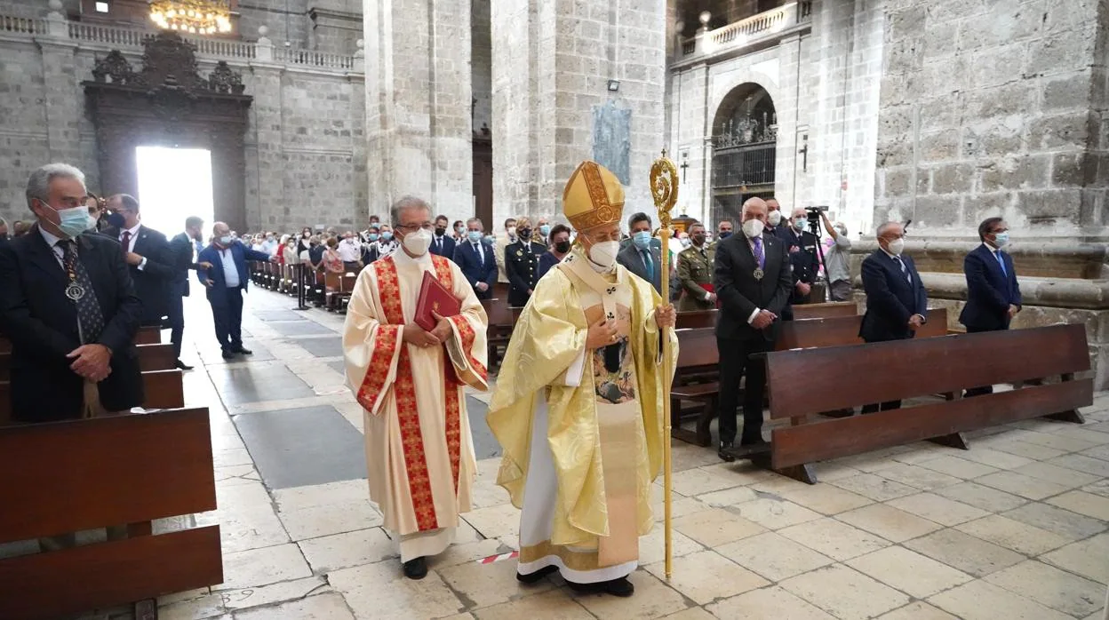 El cardenal arzobispo de Valladolid, a su entrada en la Catedral para la celebración de la misa con motivo de la festividad de la Virgen de San Lorenzo