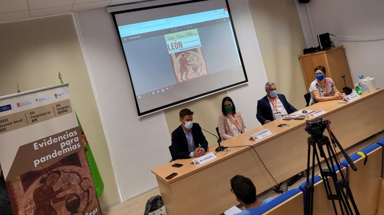 El epidemiólogo Miguel Hernán, junto al presidente de SIVEULE, Vicente Martín y la doctora Tania Fernández, presidenta del comité organizador