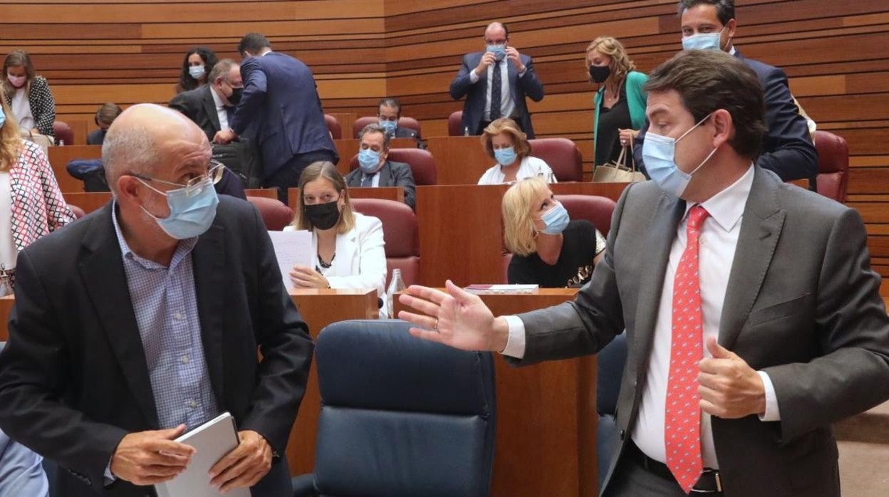 Francisco Igea y Alfonso Fernández Mañueco, durante el pleno