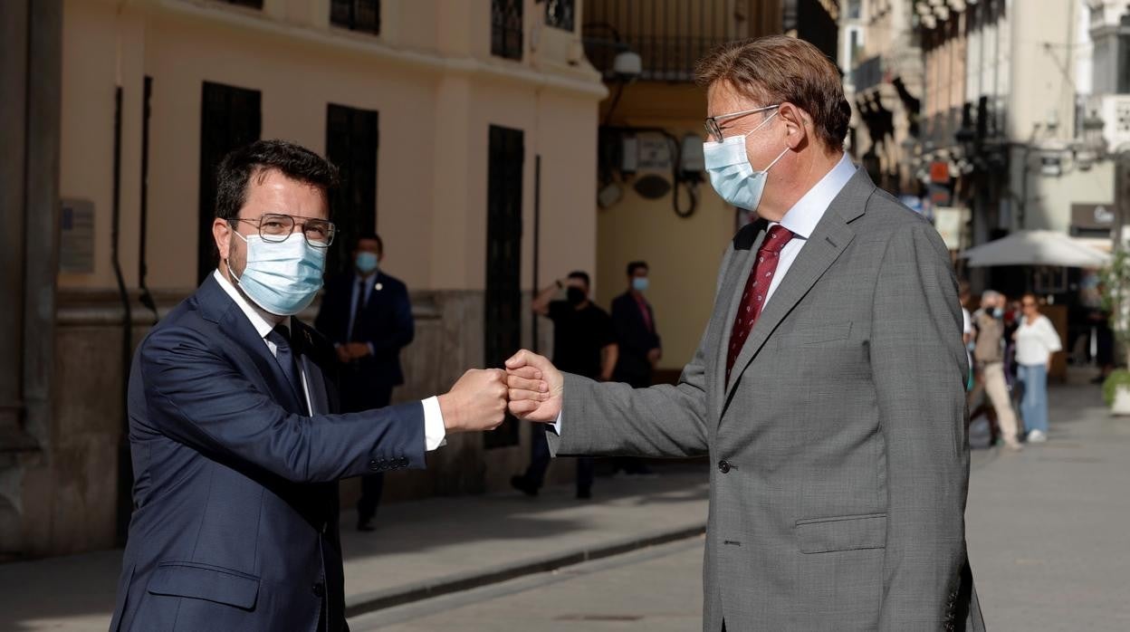 El president de la Generalitat Valenciana, Ximo Puig (d), y su homólogo catalán, Pere Aragonés,