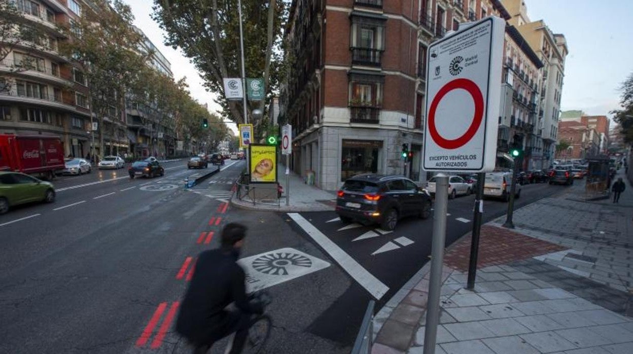 Un ciclista enrando en la zona que estaba regulada por Madrid Central