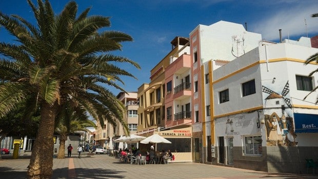 Entraron en su casa, le robaron y le tiraron por la ventana desde un tercer piso en Fuerteventura