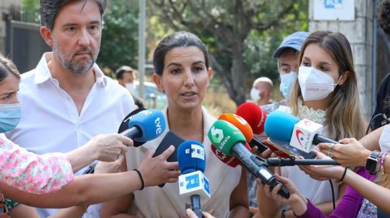 La portavoz de Vox en la Comunidad de Madrid, Rocío Monasterio, atiende a los medios a las puertas del centro de Batán