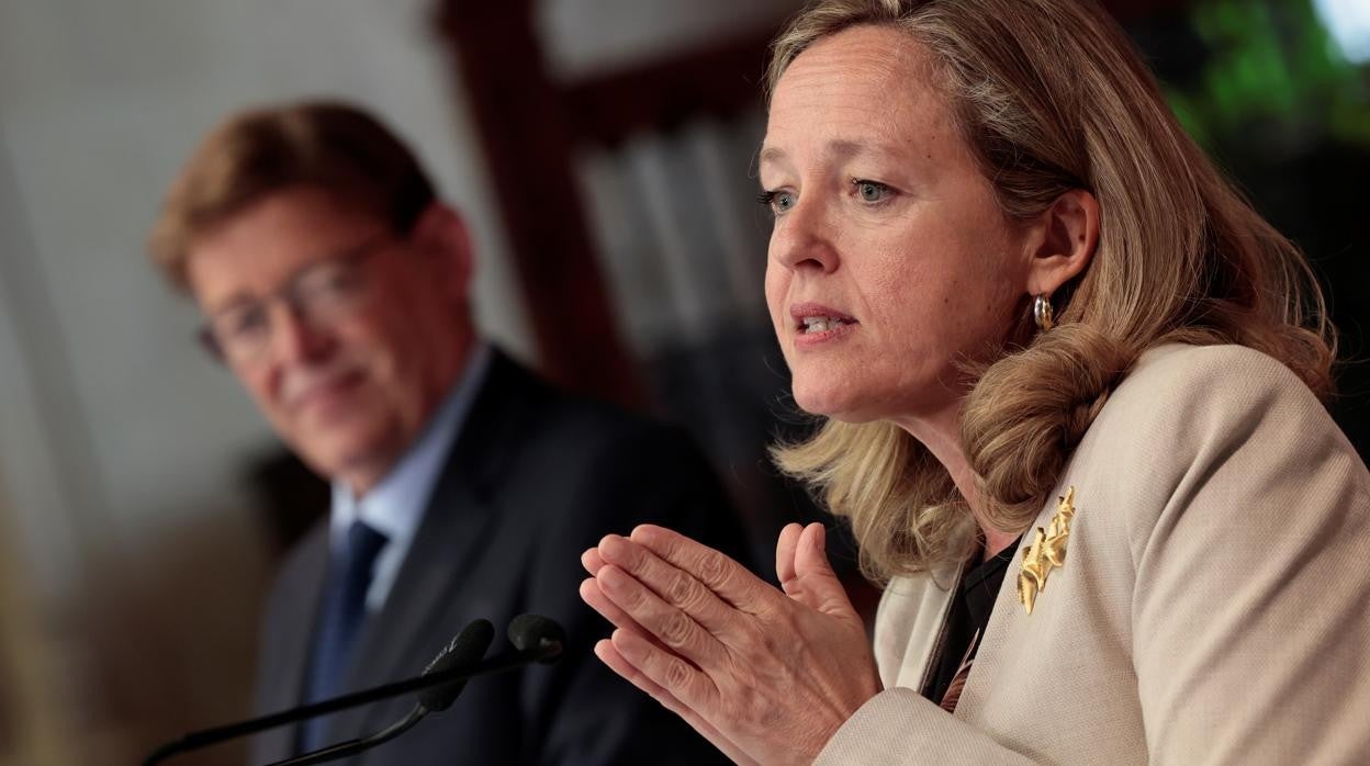 Imagen tomada este jueves de la vicepresidenta primera, Nadia Calviño, y el presidente de la Generalitat, Ximo Puig, en Valencia