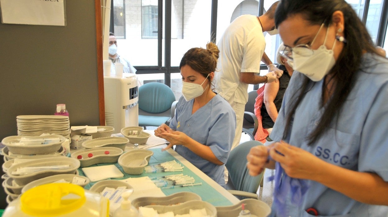 Sanitarios preparan viales de vacunación contra la Covid