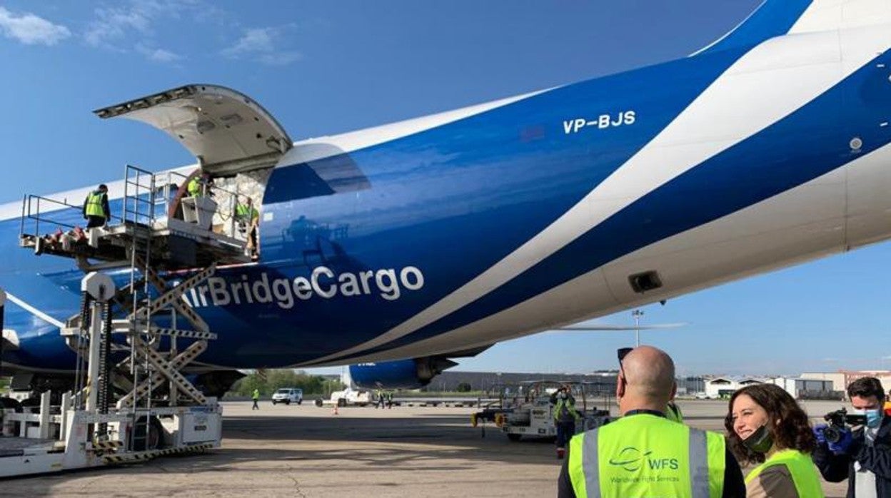 La presidenta de la Comunidad de Madrid, Isabel Díaz Ayuso, recibiendo material sanitario en el aeropuerto de Barajas