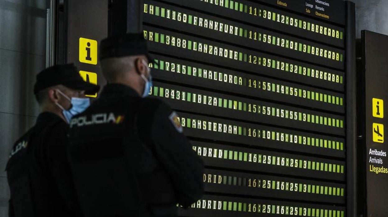 Agentes de la Policía Nacional en un aeropuerto español