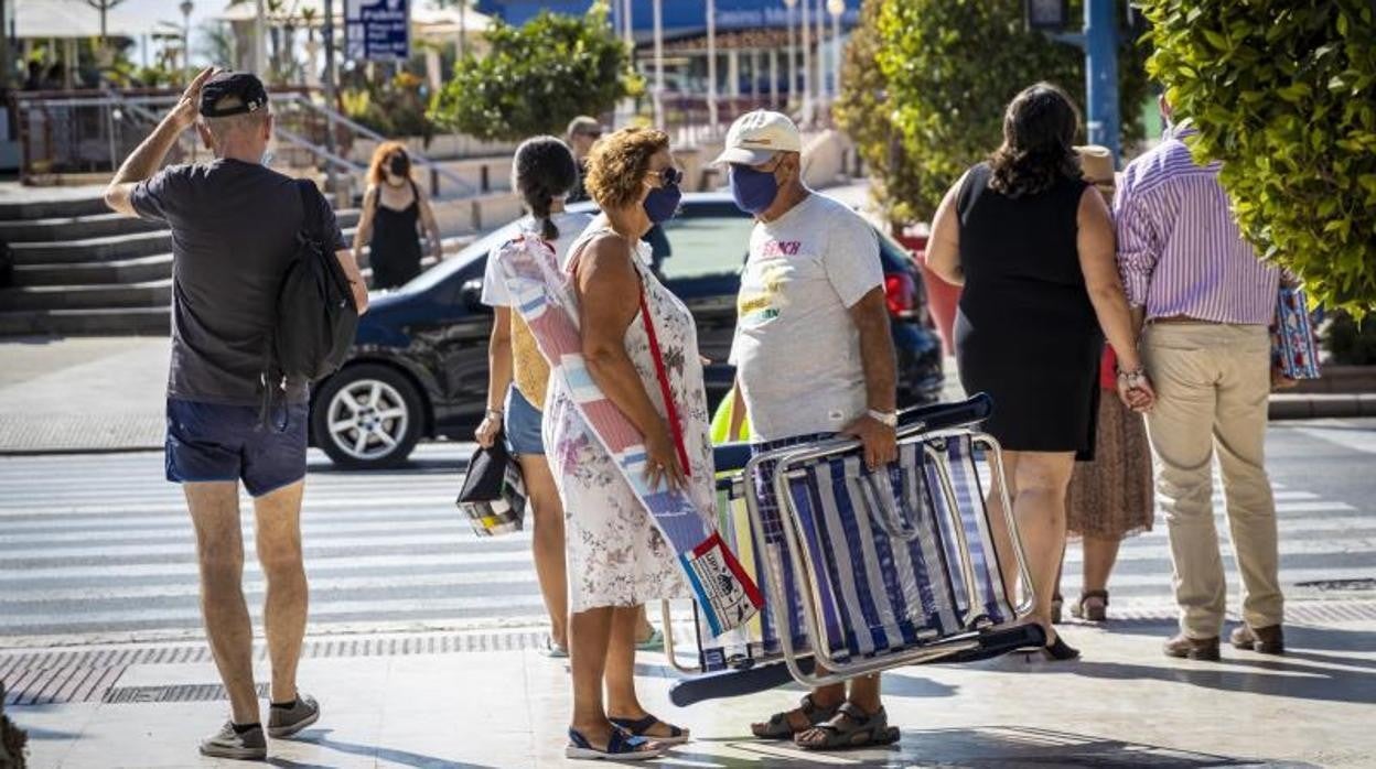 Transeúntes en la zona portuaria de Alicante junto a la playa del Postiguet