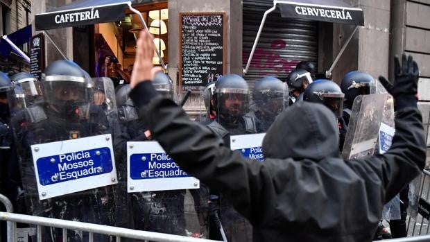 Asedio independentista contra la Jefatura de Policía de Barcelona