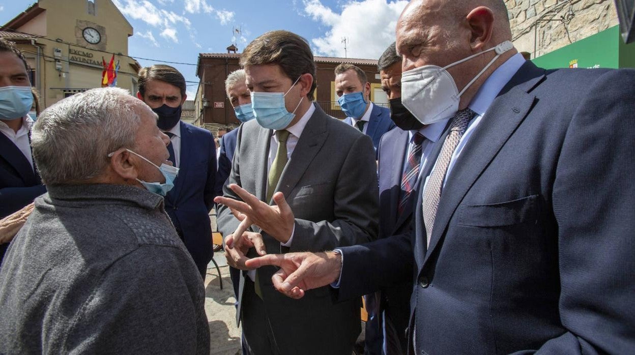 El presidente de la Junta de Castilla y León, Alfonso Fernández Mañueco, presenta en Navarredondilla (Ávila), el Plan de Restauración de la zona afectada por el incendio de la Sierra de la Paramera