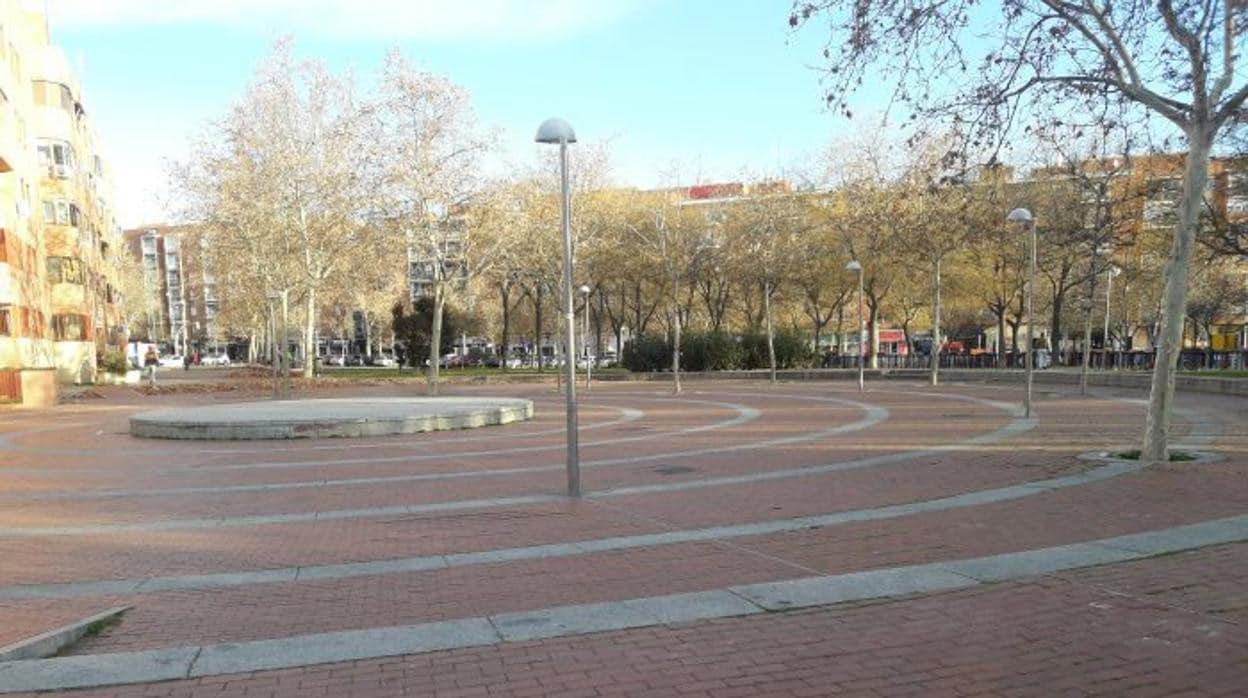 La plaza de la Constitución de Puente de Vallecas, conocida como la 'Plaza Roja'