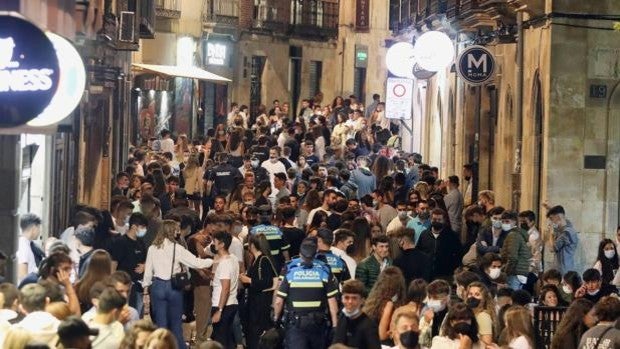 La Policía desaloja el centro de Salamanca en plenas fiestas ante las aglomeraciones