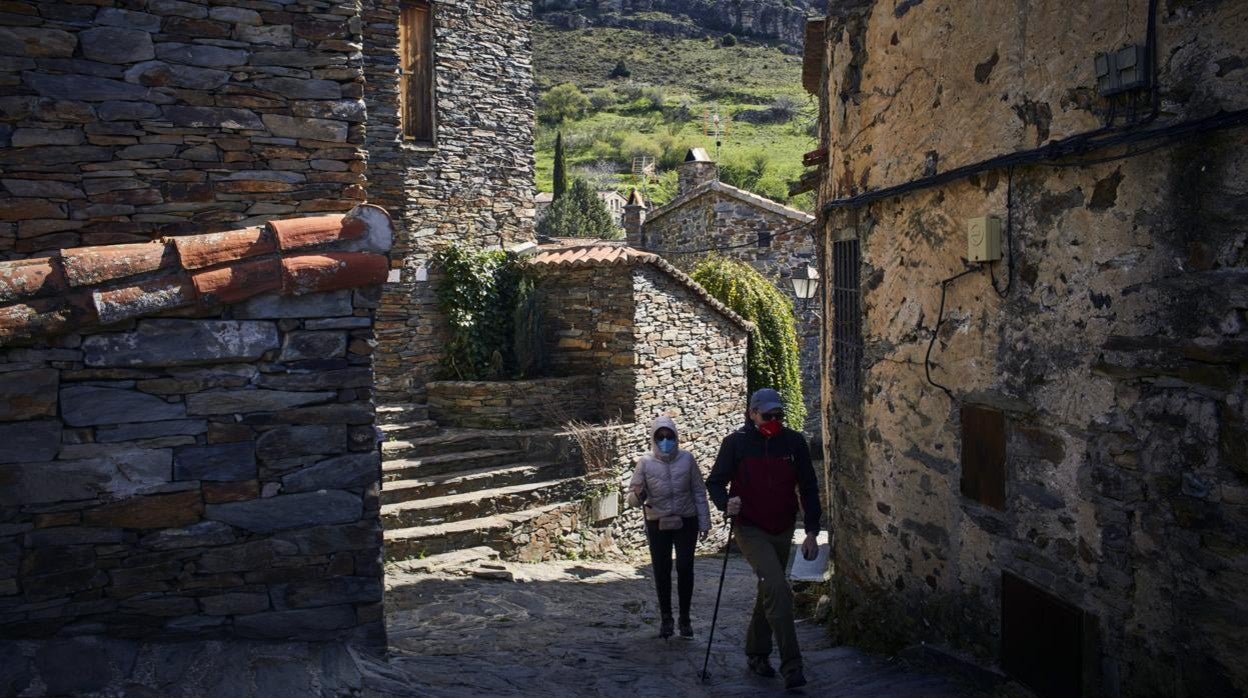 Dos personas caminan por las calles de Patones