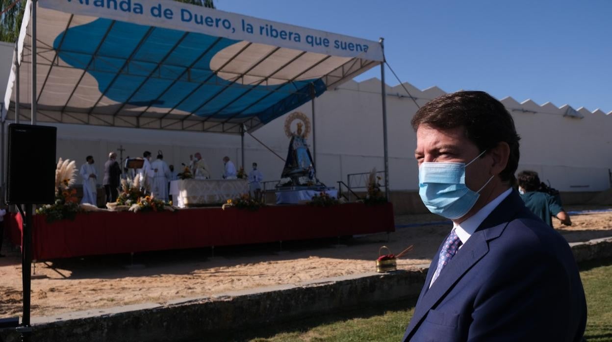 El presidente de la Junta de Castilla y León, Alfonso Fernández Mañueco asiste a la misa en honor a la Virgen de las Viñas, en Aranda de Duero