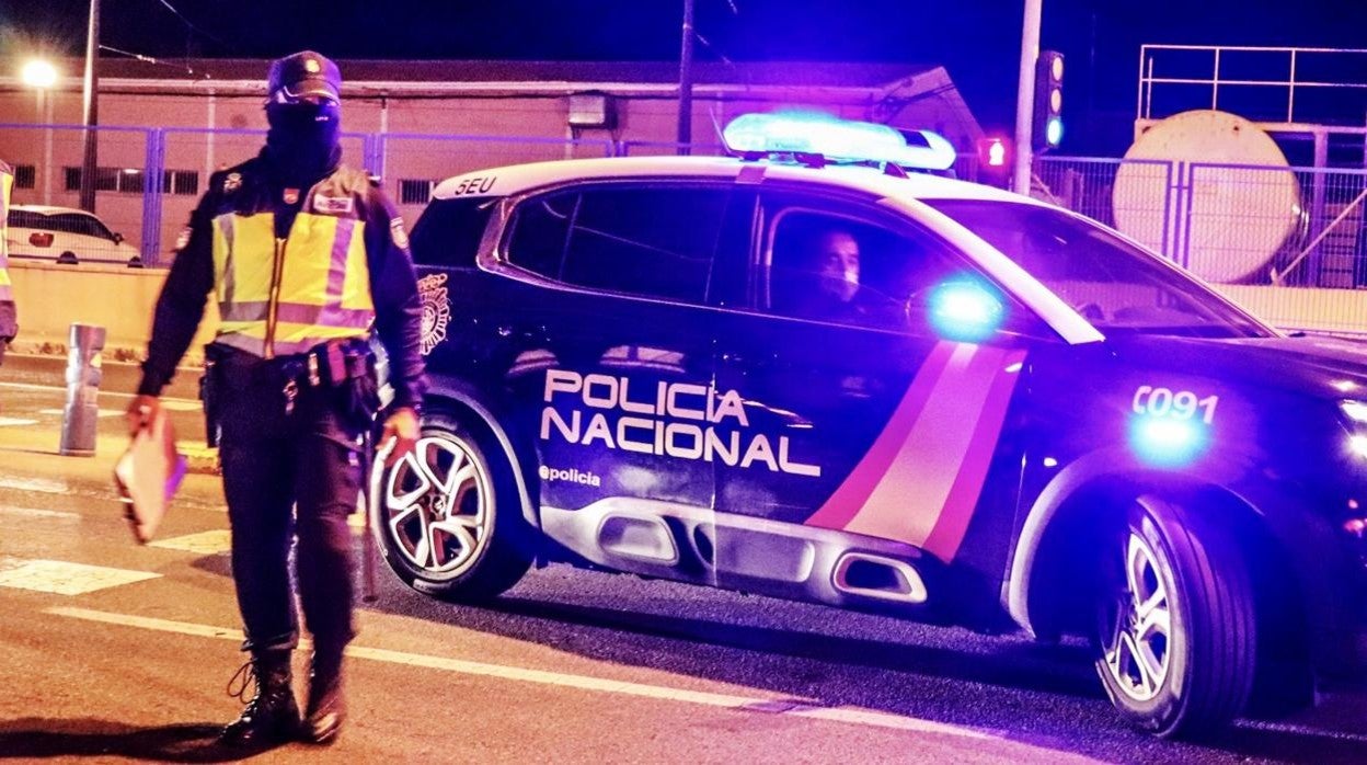 Una patrulla nocturna de la Policía Nacional