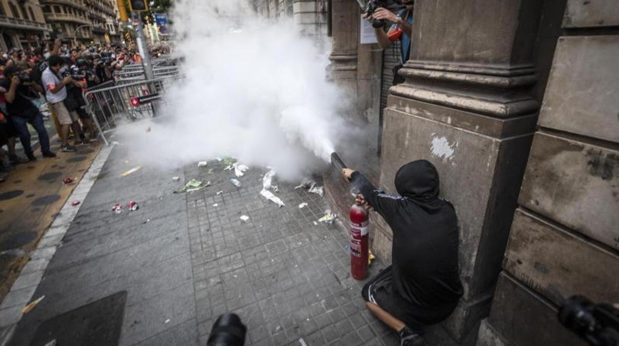 Acoso a la comisaría de Vía Layetana, el pasado sábado durante la Diada