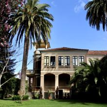 'Villa Julia', flanqueada a la izquierda por el muro que el Concello quiere tirar