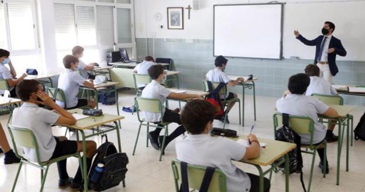 Alumnos en la escuela con medidas para contener la COVID-19