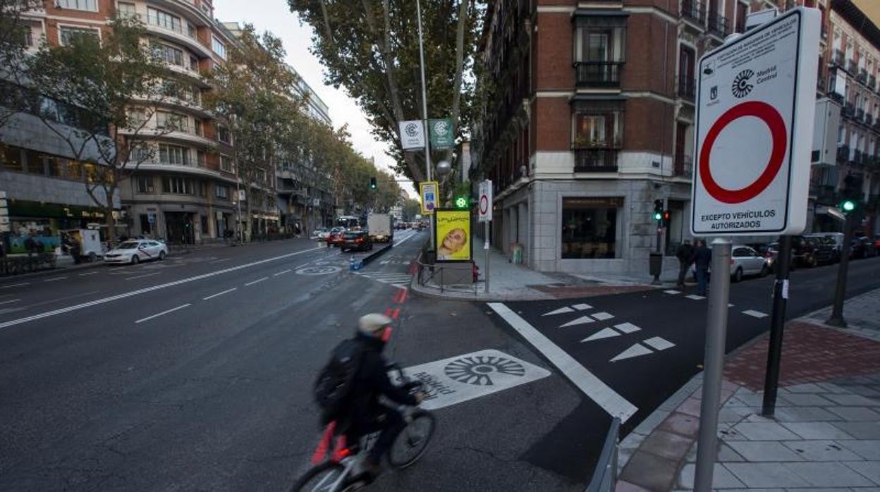 Un ciclista accede al área restringida de Madrid Central