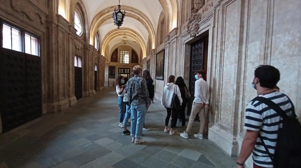 Varios alumnos en el claustro de la facultad