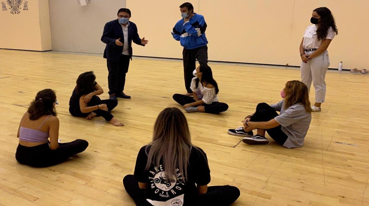 Las alumnas del taller escuchan las explicaciones de Teo García, junto a Pau Aran