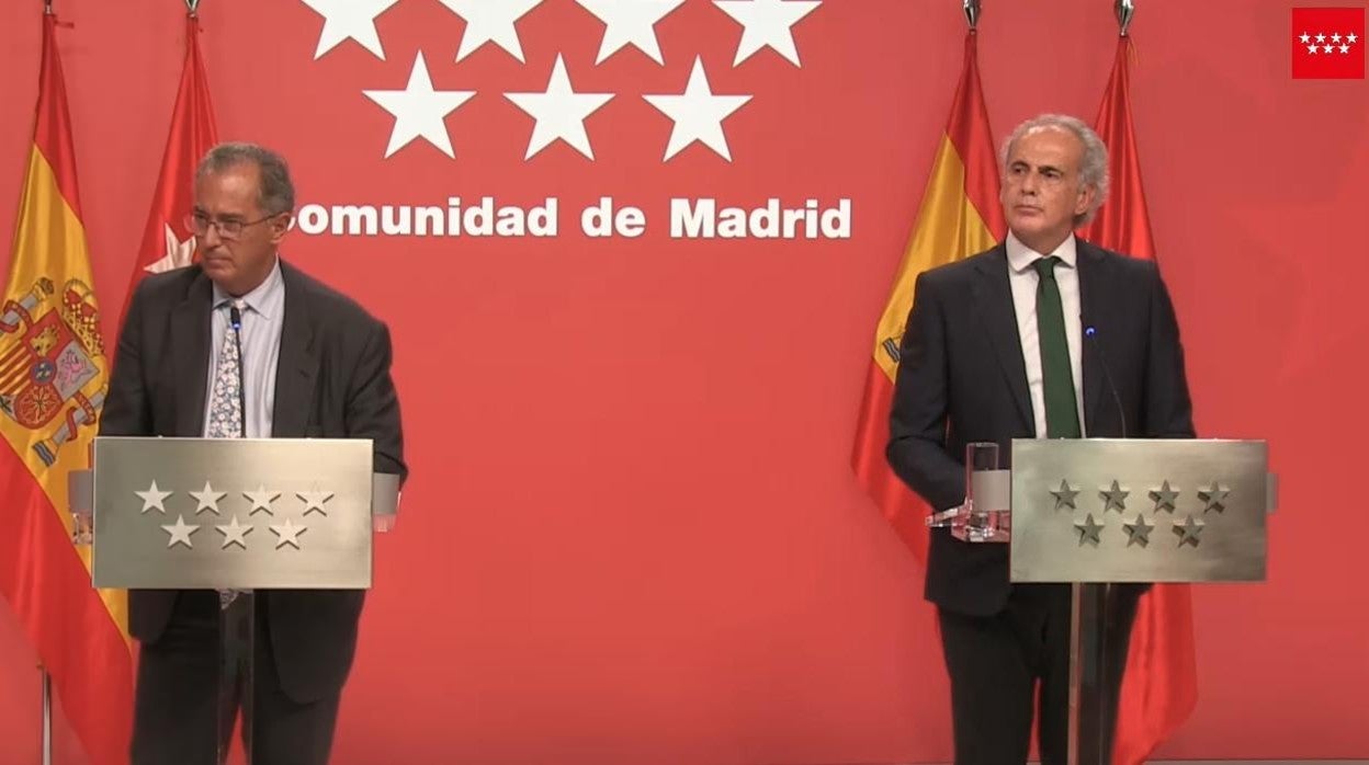 Enrique Ossorio (dcha) y Enrique Ruiz Escudero, consejeros de Ayuso, en la rueda de prensa tras el Consejo de Gobierno