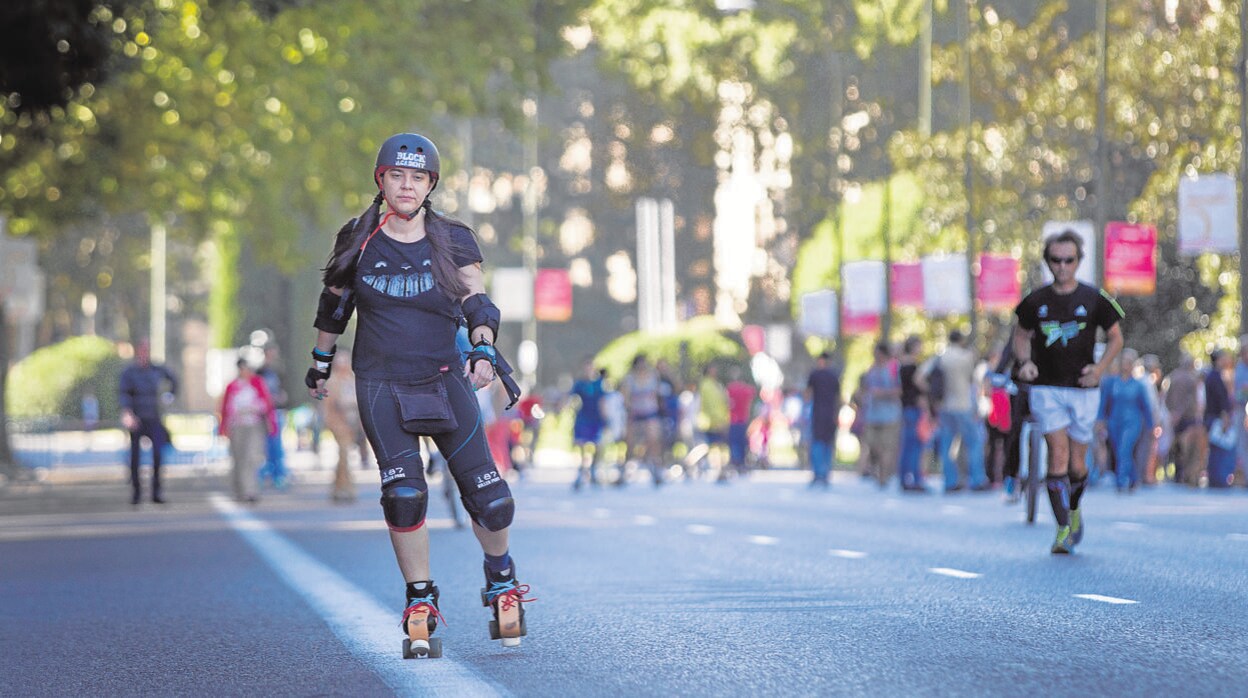 Una mujer patina en el paseo del Prado durante un domingo sin coches