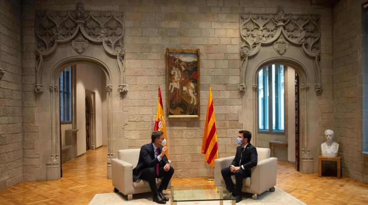 Pedro Sánchez y el presidente catalán, Pere Aragonés, este miércoles en la sede de la Generalitat