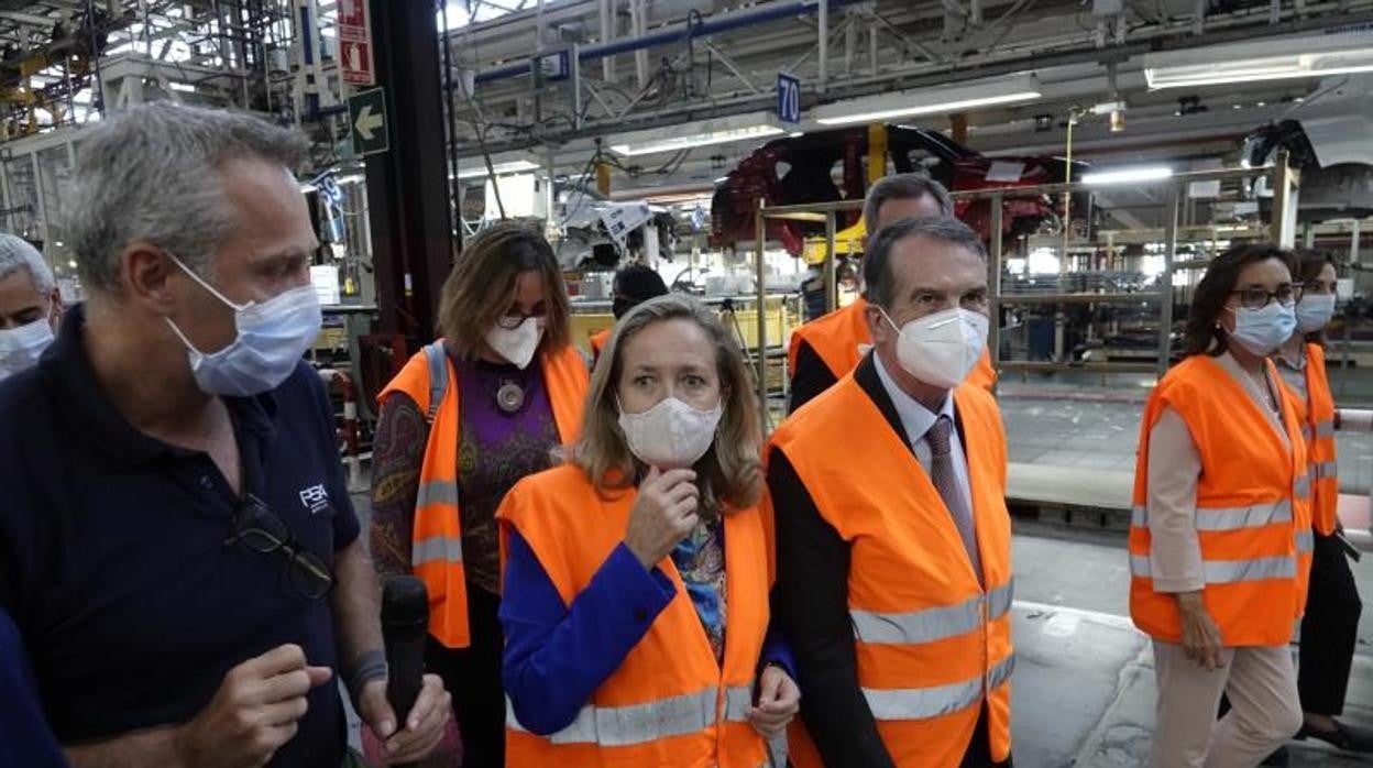 La vicepresidenta primera, Nadia Calviño, durante su visita a la factoría de Stellantis