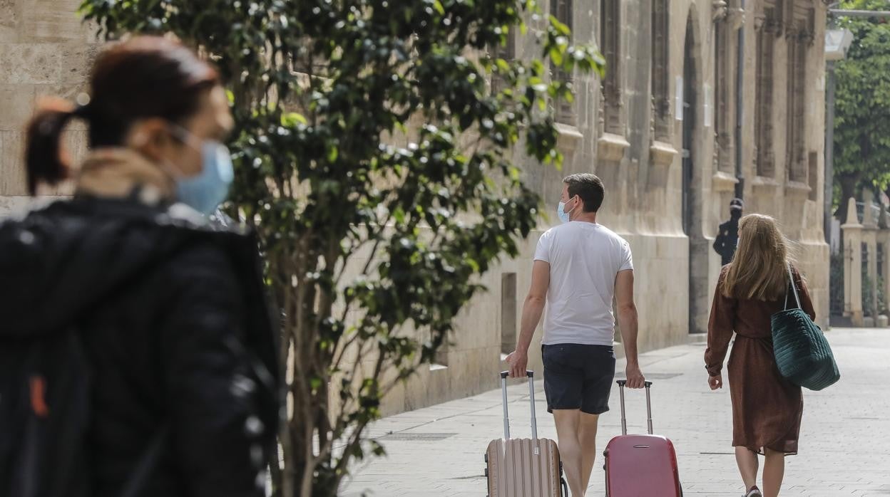 Imagen de archivo de unos turistas paseando por Valencia.