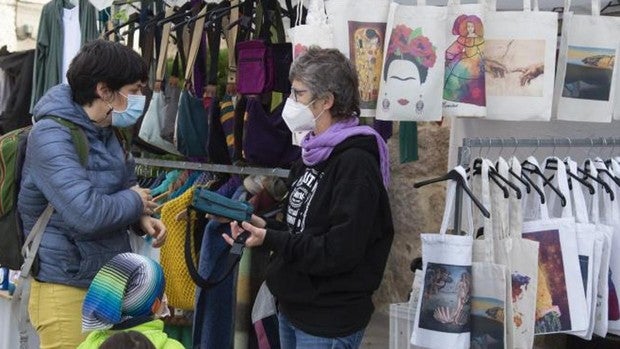 Vecinos y comerciantes del Rastro: «Nos gustaría que se reabriera al 100% ya con total normalidad»