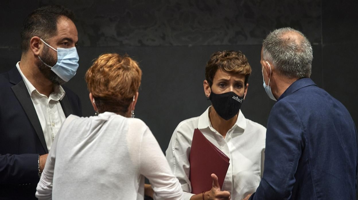 Ramón Alzórriz (PSN), junto a Bakartxo Ruiz (EH Bildu), María Chivite y Adolfo Araiz (EH Bildu) en la sesión de pleno del Parlamento de este jueves.