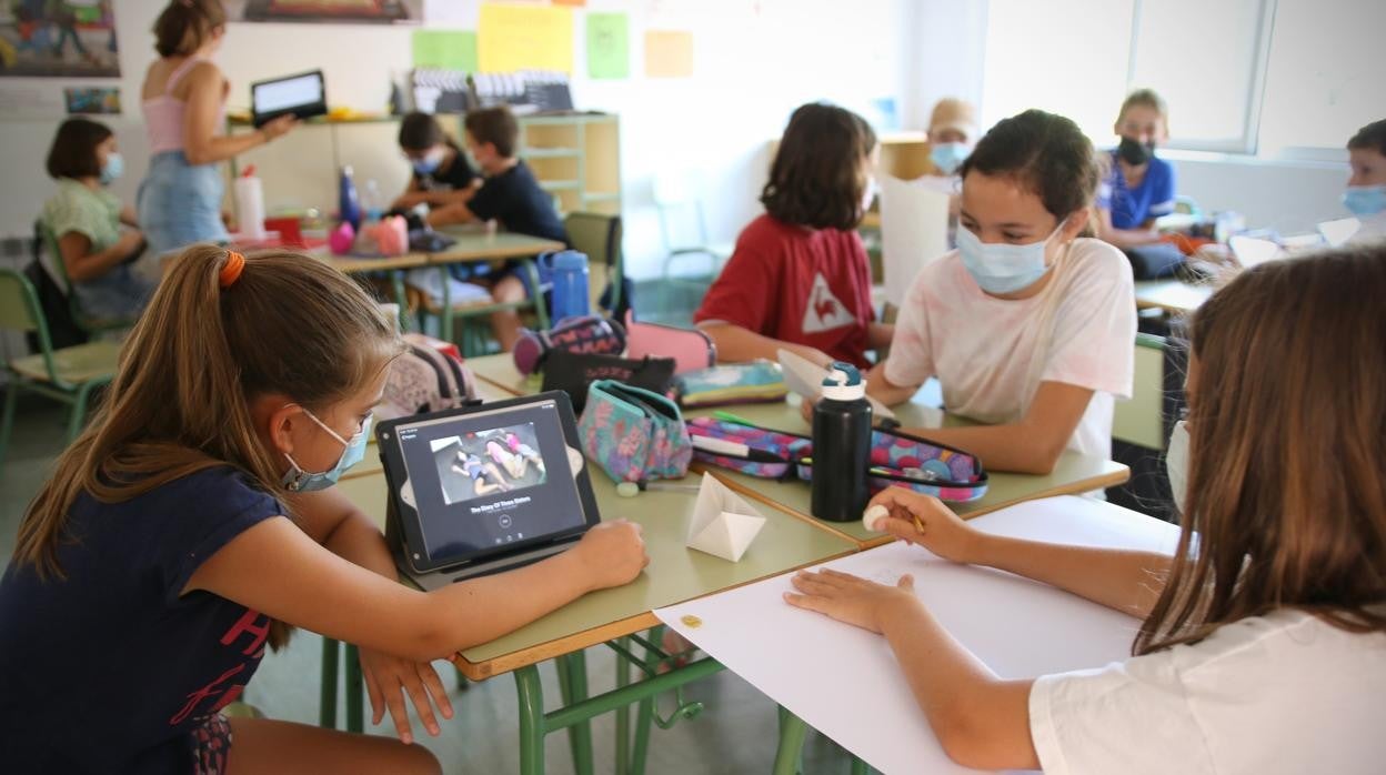 Imagen de unas alumnas del colegio británico Caxton College