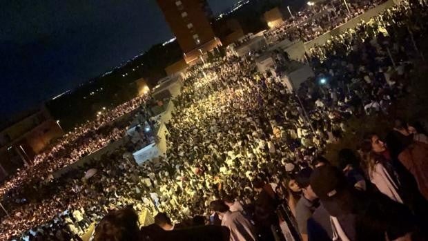 Enorme botellón con 25.000 jóvenes congregados por WhatsApp en Ciudad Universitaria