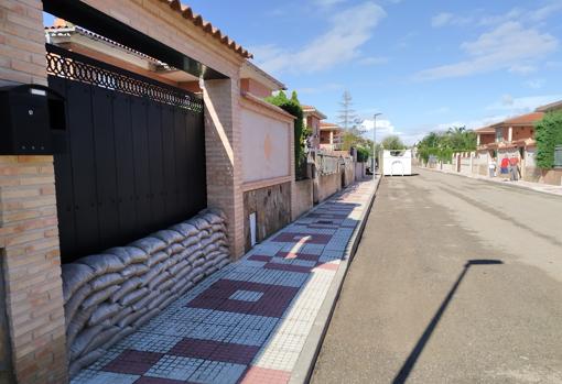 Los sacos que Luis colocó en la puerta de entrada a su garaje por los posibles estragos de la tormenta de esta semana