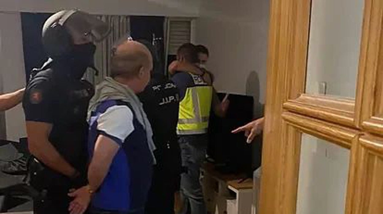 Imagen de la detención de Hugo Carvajal en un piso de la calle Torrelaguna, en Madrid