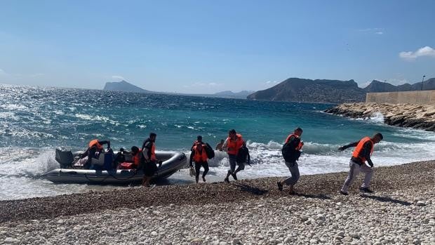 Desembarco en directo de una patera en la cala del Raco en Calpe