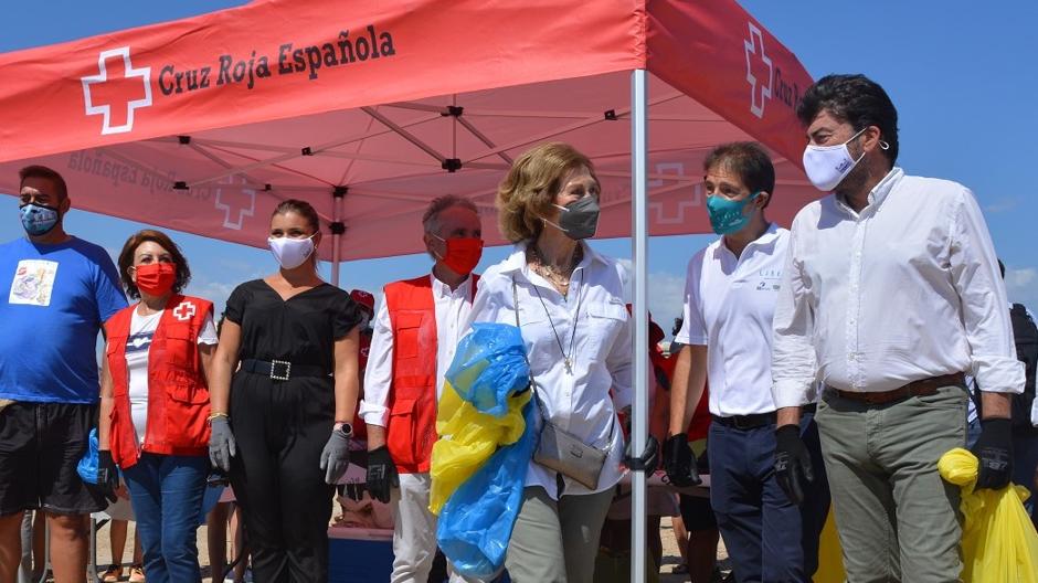 La Reina Sofía ayuda a limpiar de residuos la playa de la Almadraba de Alicante