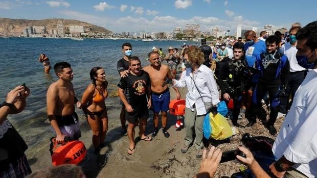 La Reina Sofía participa en una recogida de residuos en la playa de Alicante