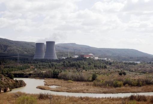 La central nuclear de Cofrentes, con la zona montañosa cercana donde hay un volcán «dormido»