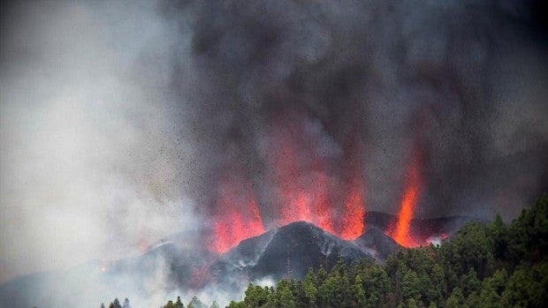 El volcán de La Palma tiene cinco bocas, la lava avanza hacia el mar y podría afectar a núcleos poblacionales