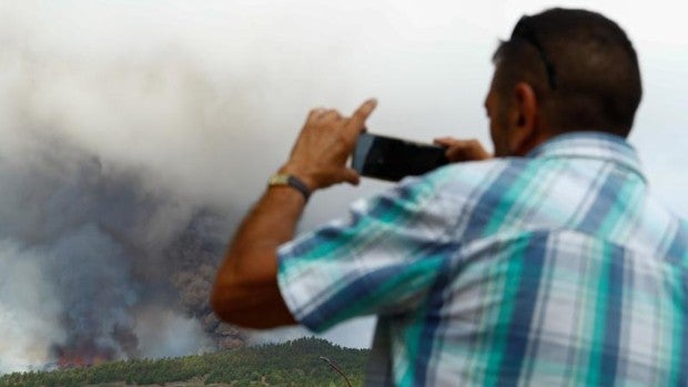 El río de lava avanza y afecta ya a las viviendas más cercanas al foco del volcán de La Palma